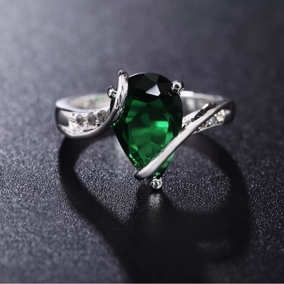 Jewelry - 925 sterling silver emerald ring